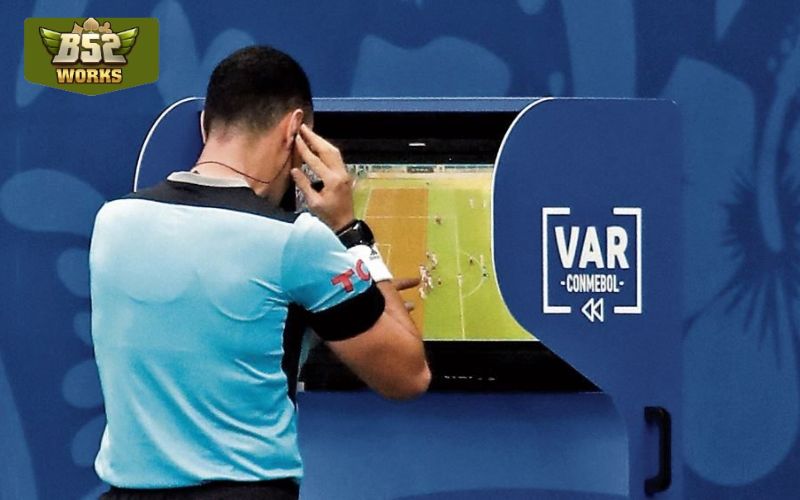 VAR là hệ thống công nghệ hỗ trợ trọng tài bắt chính trận đấu
